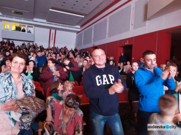 Юмор, подарки и концерт: в Авдеевке масштабно и ярко провели творческий вечер Юрия Сунгурова (ФОТО)