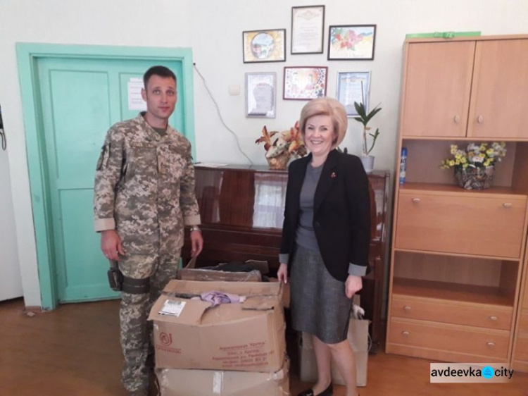 Авдеевские "симики" не оставляют без помощи мирных жителей (ФОТО)