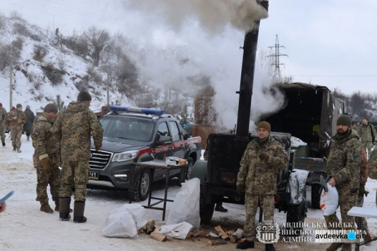 В Авдіївці на Водохреща освячували воду та пірнали в ополонку