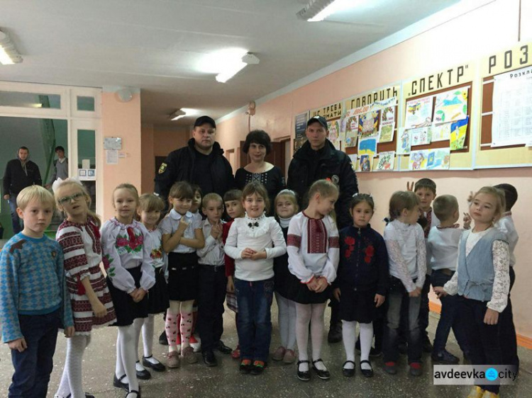 Дети пригласили полицию Авдеевки на патриотический урок (ФОТО)