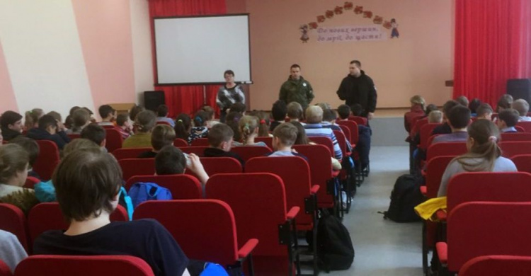 Полиция пришла в одну из школ Авдеевки (ФОТО)