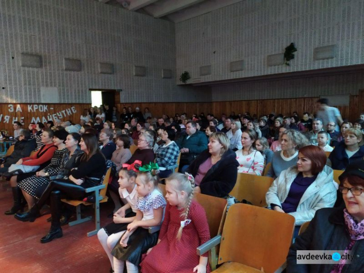 Яскраве талант-шоу влаштували учні авдіївської школи (ФОТО)