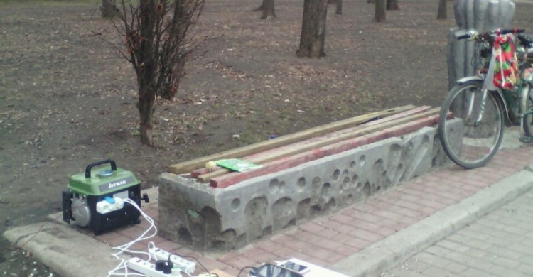 Житель Авдеевки  бесплатно заряжает мобилки  горожан (ФОТОФАКТ)