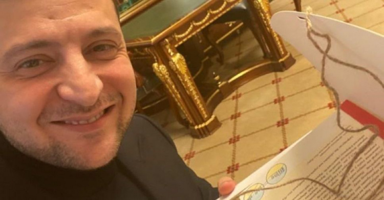 Зеленский похвастался подарком с «украинского Нью-Йорка»
