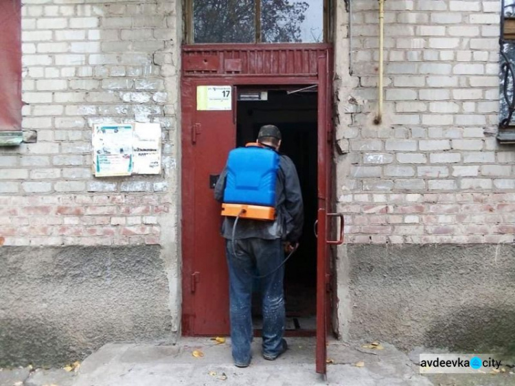 В Авдеевке проводят дезинфекцию детских площадок и мест общего пользования