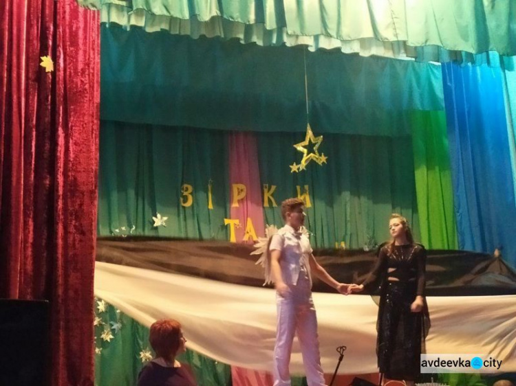 Яскраве талант-шоу влаштували учні авдіївської школи (ФОТО)