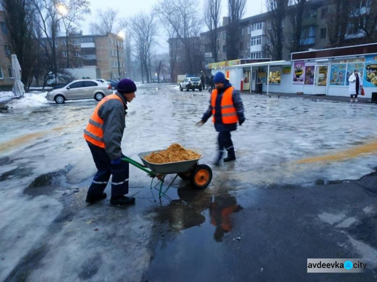 Как авдеевские коммунальщики с гололёдом боролись (ФОТОФАКТ)