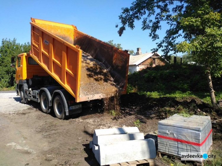 В Авдеевке стартовали работы по установке еще двух новых остановочных павильонов (ФОТОФАКТ)
