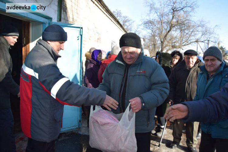 Жителям прифронтового села Ласточкино, что в пригороде Авдеевки, передали гуманитарный груз