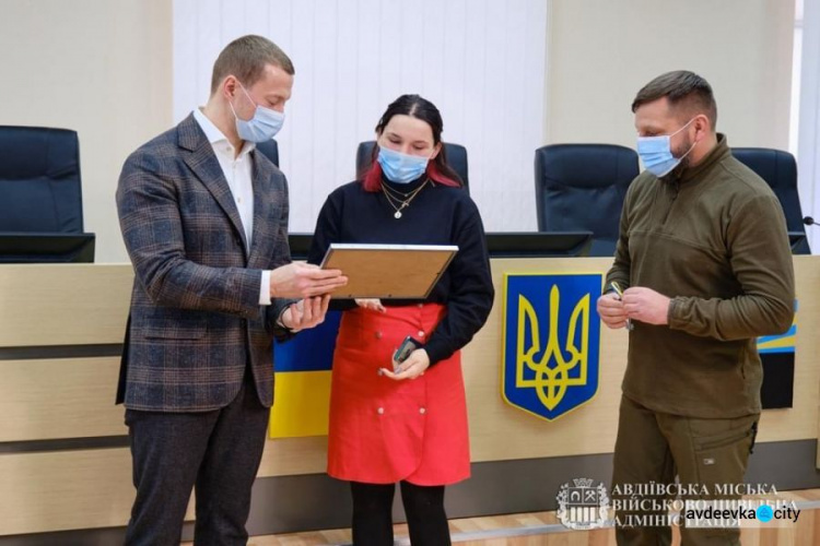 Дівчині з Авдіївки, позбавленої батьківського піклування, вручили ключі від нової квартири