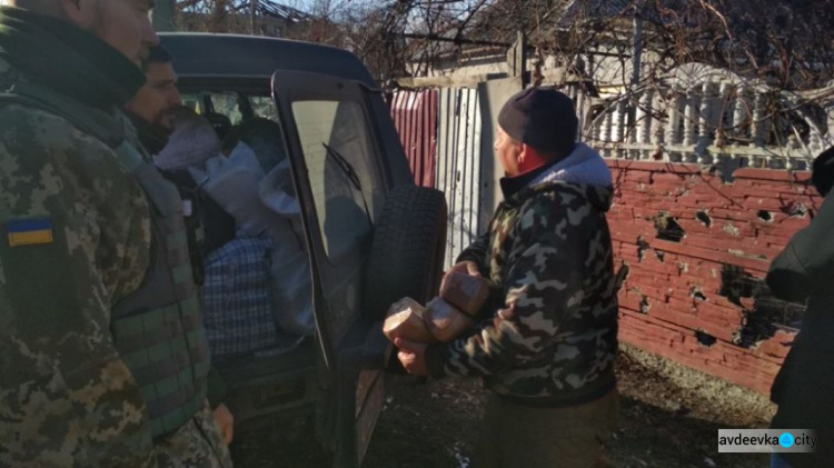 Авдеевские "симики" доставили мирным жителям  хлеб и теплые вещи, а военным – маскировочную сетку