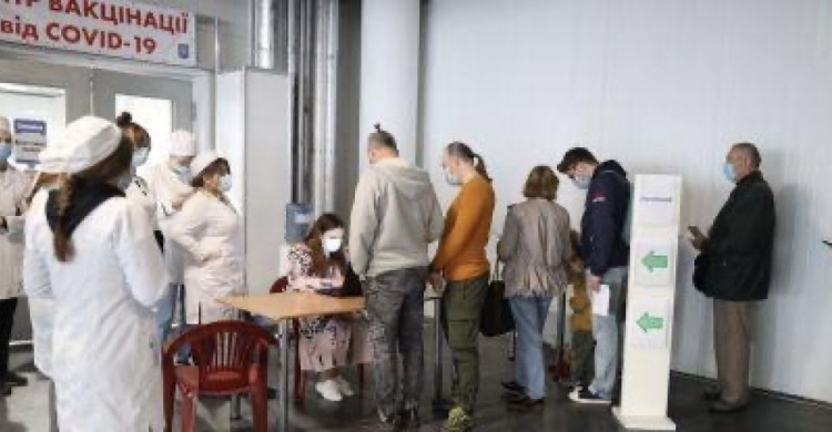 Как в Украине открылись первые центры массовой вакцинации