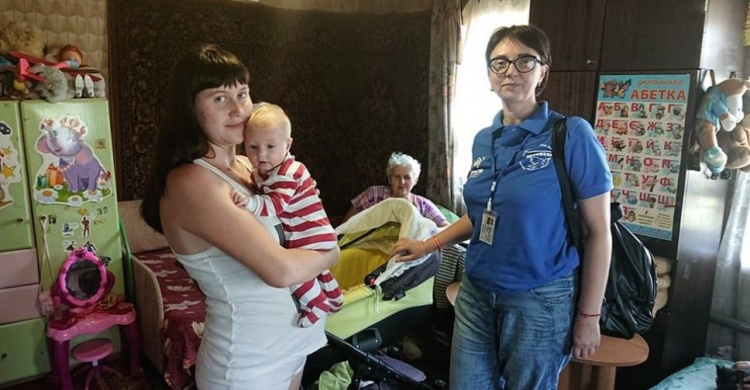 В Авдеевке помогают молодой маме, живущей рядом с промзоной