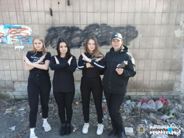 В Авдеевке правоохранители уничтожили рекламу наркотиков