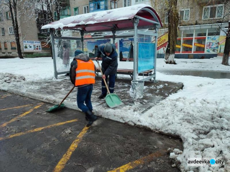 Снігові вихідні: як авдіївські комунальники з негодою боролися (ФОТОФАКТ)