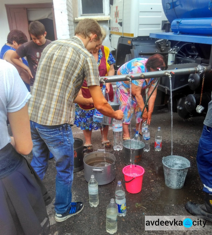  Оставшиеся без водоснабжения города и поселки Донецкой области спасаются привозной водой(ФОТО) 