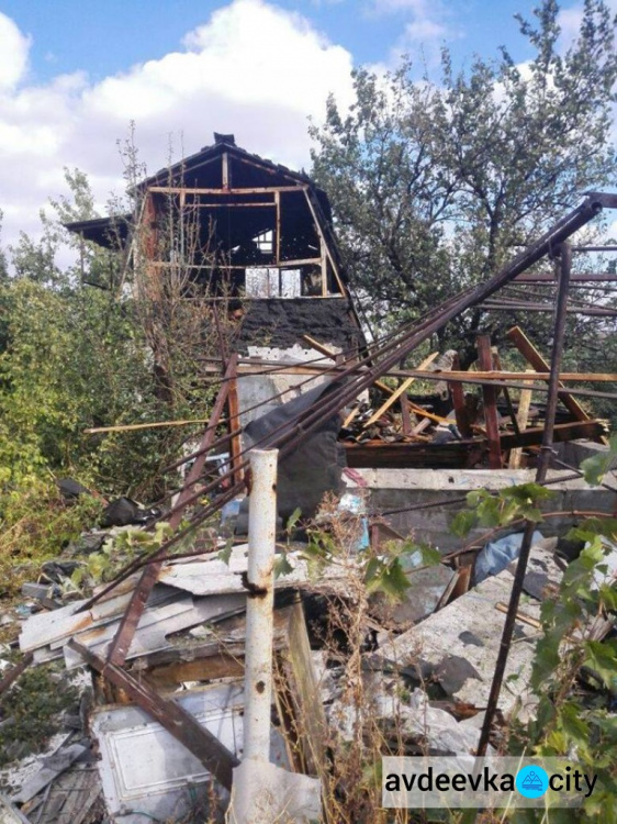 Прифронтовая Марьинка содрогается от взрывов: разрушено здание (ФОТО)