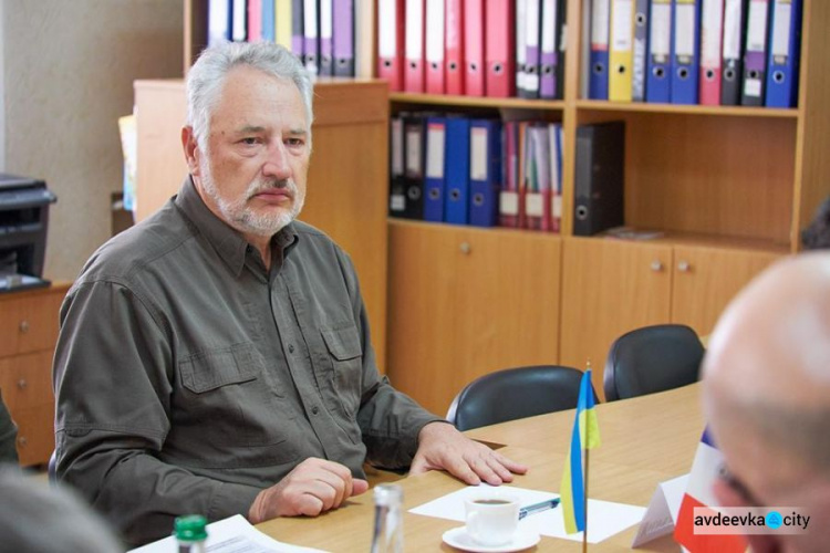 Французские парламентарии своими глазами увидели последствия артобстрелов в Авдеевке (ФОТО)