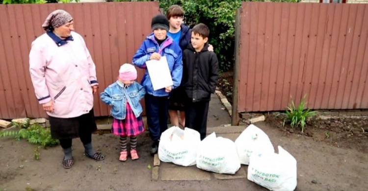 В Ясиноватском районе продолжается выдача продуктовых наборов